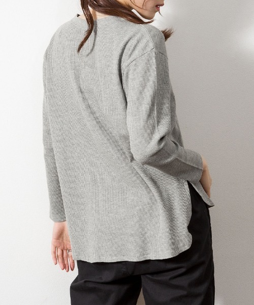 atONE（アットワン）の「atONE ワッフルカットソー テールヘム サイドスリット プルオーバー 長袖（Tシャツ/カットソー・レディース・ブラック/カーキ/杢グレー/ネイビー/ホワイト・LL～3L/4L～5L/M-L）」の15枚目の写真