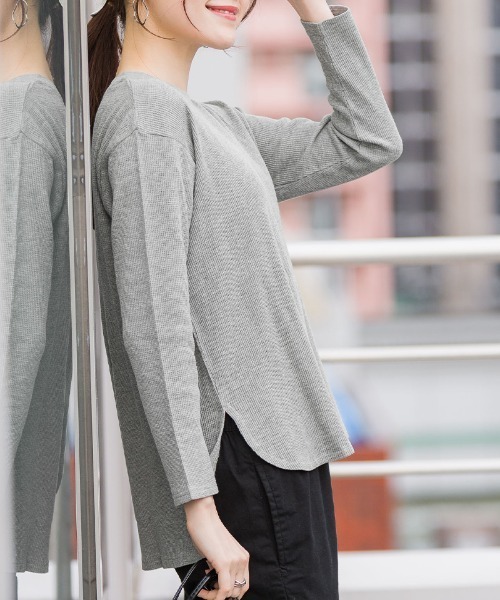 atONE（アットワン）の「atONE ワッフルカットソー テールヘム サイドスリット プルオーバー 長袖（Tシャツ/カットソー・レディース・ブラック/カーキ/杢グレー/ネイビー/ホワイト・LL～3L/4L～5L/M-L）」の12枚目の写真