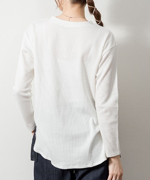 atONE（アットワン）の「atONE ワッフルカットソー テールヘム サイドスリット プルオーバー 長袖（Tシャツ/カットソー・レディース・ブラック/カーキ/杢グレー/ネイビー/ホワイト・LL～3L/4L～5L/M-L）」の8枚目の写真