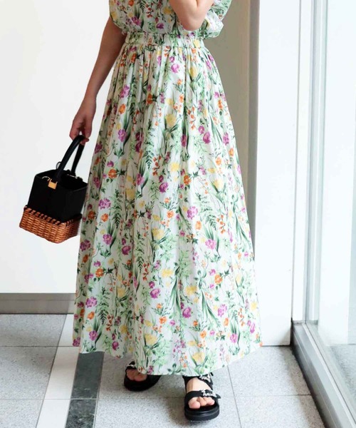 Jines（ジネス）の「フローラルプリント スリットギャザースカート（スカート・レディース・オレンジ/ホワイト×ブルー/ホワイト×ピンク・38）」の3枚目の写真