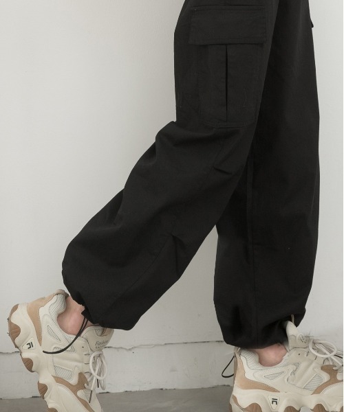 ad thie(アドティエ)の「ドローコード ボリュームカーゴパンツ(カーゴパンツ・レディース・ブラック/ライトカーキ・FREE)」の6枚目の写真