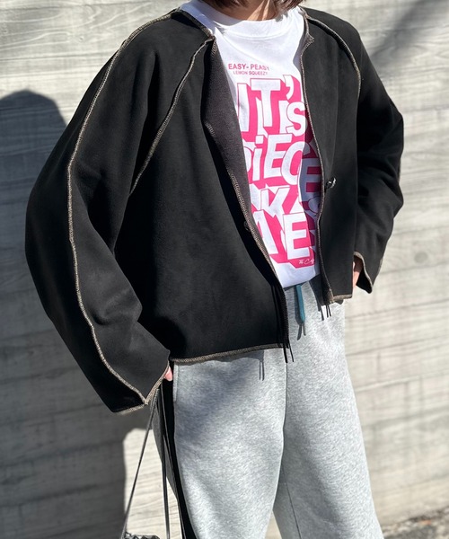 mi via loca（ミヴィアロカ）の「スウェード×ボア 配色ステッチコンチョ釦ラグランジャケット（ノーカラージャケット・レディース・ブラック/カーキ/ベージュ・FREE）」の2枚目の写真