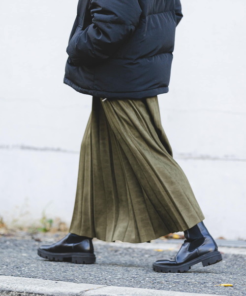 ITEMS URBANRESEARCH（アイテムズ アーバンリサーチ）の「フェイクスエードプリーツスカート（スカート・レディース・オレンジ/チャコールグレー/カーキ/ベージュ系その他・FREE）」の4枚目の写真