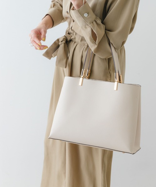 RODE SKO（ロデスコ）の「金具付きれいめトートバッグ（トートバッグ・レディース・ベージュ/ブラック/オフホワイト・ONE）」の7枚目の写真