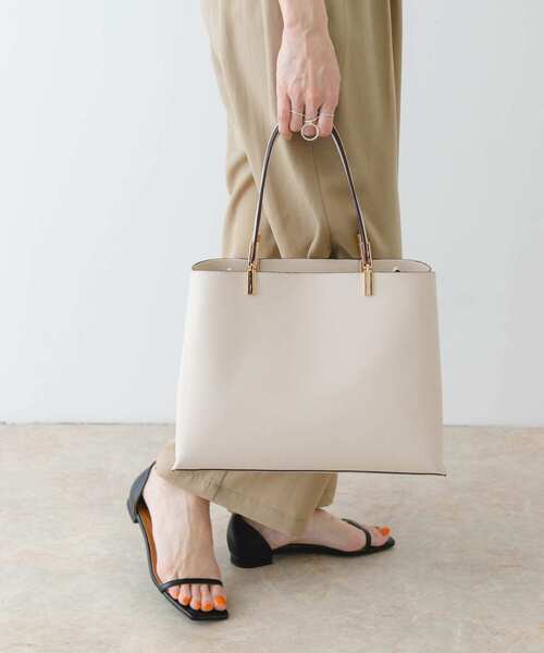 RODE SKO（ロデスコ）の「金具付きれいめトートバッグ（トートバッグ・レディース・ベージュ/ブラック/オフホワイト・ONE）」の6枚目の写真
