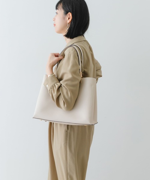 RODE SKO（ロデスコ）の「金具付きれいめトートバッグ（トートバッグ・レディース・ベージュ/ブラック/オフホワイト・ONE）」の11枚目の写真