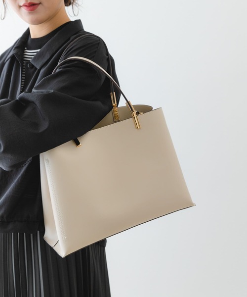 RODE SKO（ロデスコ）の「金具付きれいめトートバッグ（トートバッグ・レディース・ベージュ/ブラック/オフホワイト・ONE）」の14枚目の写真