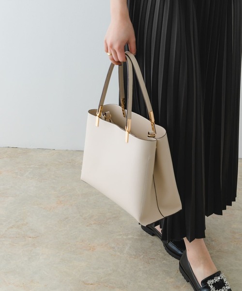 RODE SKO（ロデスコ）の「金具付きれいめトートバッグ（トートバッグ・レディース・ベージュ/ブラック/オフホワイト・ONE）」の21枚目の写真