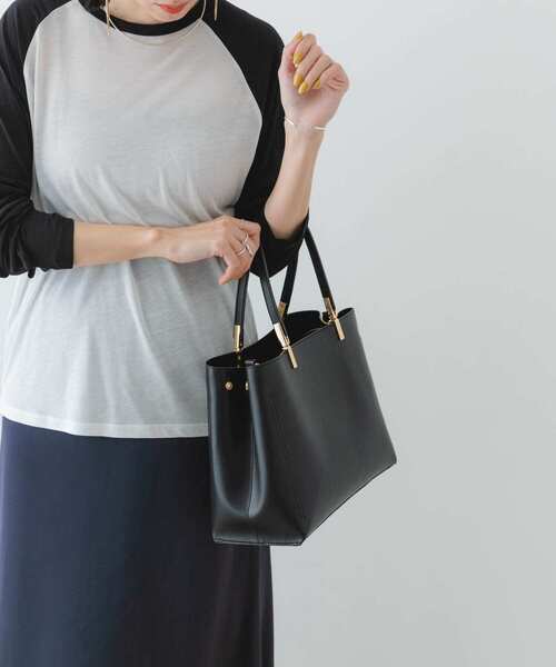 RODE SKO（ロデスコ）の「金具付きれいめトートバッグ（トートバッグ・レディース・ベージュ/ブラック/オフホワイト・ONE）」の22枚目の写真