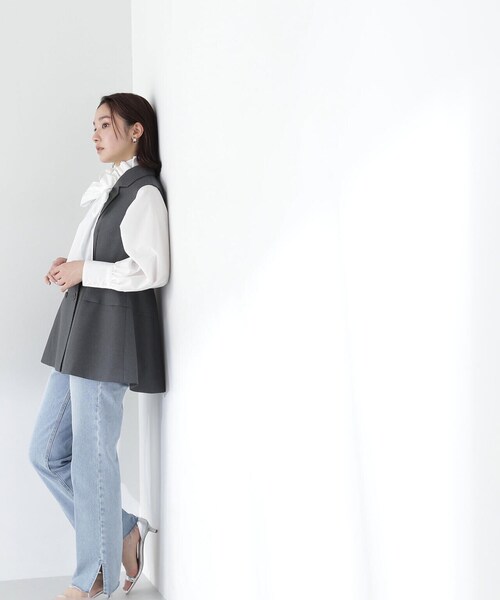 NATURAL BEAUTY BASIC（ナチュラルビューティーベーシック）の「◇テーラードペプラムジレ（ベスト・レディース・ベージュ/チャコールグレー・SMALL/MEDIUM）」の8枚目の写真