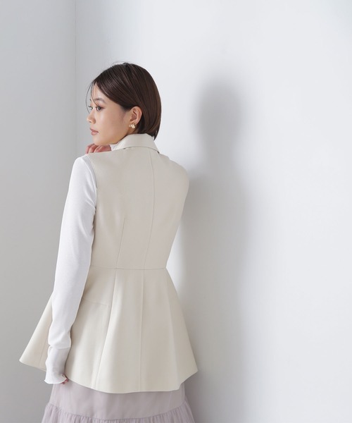 NATURAL BEAUTY BASIC（ナチュラルビューティーベーシック）の「◇テーラードペプラムジレ（ベスト・レディース・ベージュ/チャコールグレー・SMALL/MEDIUM）」の17枚目の写真