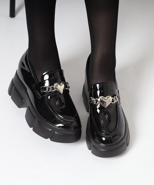 cs T&P(シーエスティーアンドピー)の「厚底ハートチャーム付きローファーパンプス(パンプス・レディース・ブラック/ホワイト/ブラック系1・S/M/L/LL)」の6枚目の写真