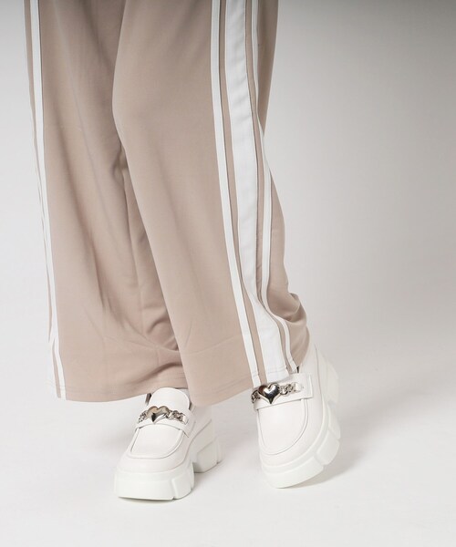 cs T&P(シーエスティーアンドピー)の「厚底ハートチャーム付きローファーパンプス(パンプス・レディース・ブラック/ホワイト/ブラック系1・S/M/L/LL)」の17枚目の写真