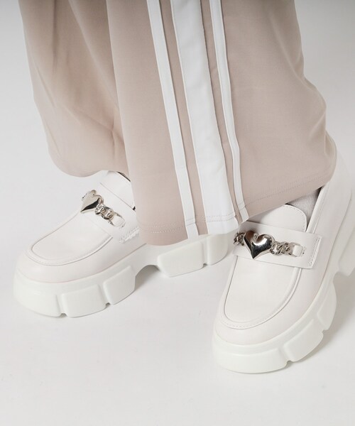 cs T&P(シーエスティーアンドピー)の「厚底ハートチャーム付きローファーパンプス(パンプス・レディース・ブラック/ホワイト/ブラック系1・S/M/L/LL)」の18枚目の写真