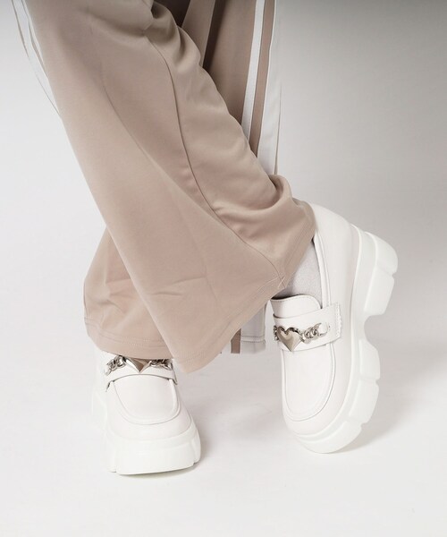 cs T&P(シーエスティーアンドピー)の「厚底ハートチャーム付きローファーパンプス(パンプス・レディース・ブラック/ホワイト/ブラック系1・S/M/L/LL)」の19枚目の写真