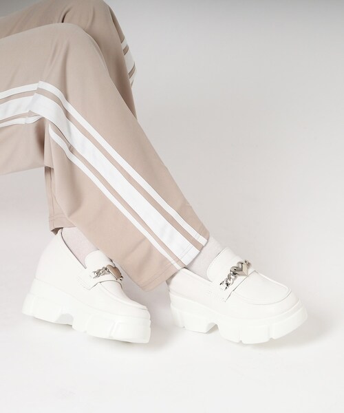 cs T&P(シーエスティーアンドピー)の「厚底ハートチャーム付きローファーパンプス(パンプス・レディース・ブラック/ホワイト/ブラック系1・S/M/L/LL)」の20枚目の写真