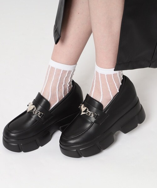 cs T&P(シーエスティーアンドピー)の「厚底ハートチャーム付きローファーパンプス(パンプス・レディース・ブラック/ホワイト/ブラック系1・S/M/L/LL)」の22枚目の写真