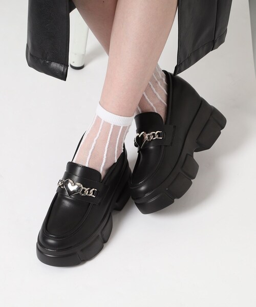 cs T&P(シーエスティーアンドピー)の「厚底ハートチャーム付きローファーパンプス(パンプス・レディース・ブラック/ホワイト/ブラック系1・S/M/L/LL)」の2枚目の写真