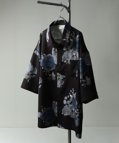 NILWAY（ニルウェイ）の「ドレープ ルーズハーフスリーブ総柄 半袖シャツ（シャツ/ブラウス・メンズ・グリーン系/ブラック系3/グレー系/グリーン系1/ブラック系2/ブラック系1/ブラック系/ホワイト系1/ホワイト系・LARGE/MEDIUM）」の4枚目の写真