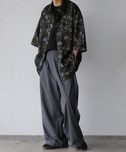 NILWAY（ニルウェイ）の「ドレープ ルーズハーフスリーブ総柄 半袖シャツ（シャツ/ブラウス・メンズ・グリーン系/ブラック系3/グレー系/グリーン系1/ブラック系2/ブラック系1/ブラック系/ホワイト系1/ホワイト系・LARGE/MEDIUM）」の20枚目の写真