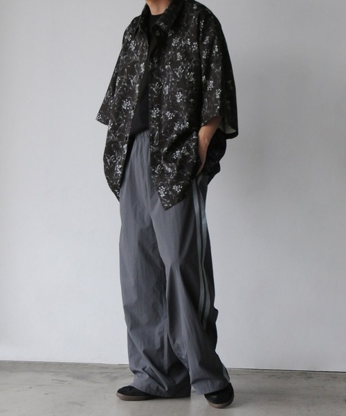 NILWAY（ニルウェイ）の「ドレープ ルーズハーフスリーブ総柄 半袖シャツ（シャツ/ブラウス・メンズ・グリーン系/ブラック系3/グレー系/グリーン系1/ブラック系2/ブラック系1/ブラック系/ホワイト系1/ホワイト系・LARGE/MEDIUM）」の21枚目の写真