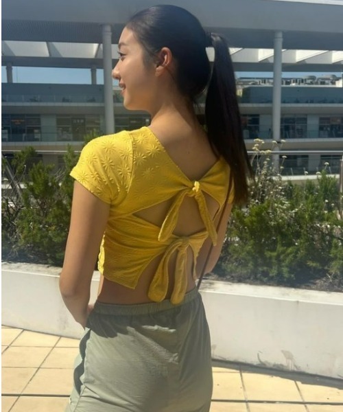 ROXY（ロキシー）の「MINDFUL SUNRISE S/S/ロキシーショート丈半袖ラッシュガード(水着)（ラッシュガード・レディース・ブラック/ホワイト/イエロー・MEDIUM/LARGE/SMALL）」の3枚目の写真