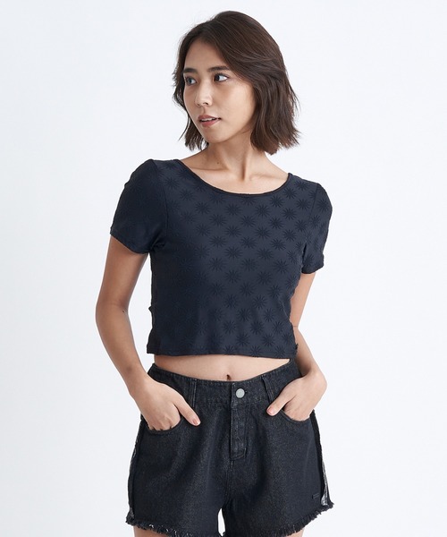 ROXY（ロキシー）の「MINDFUL SUNRISE S/S/ロキシーショート丈半袖ラッシュガード(水着)（ラッシュガード・レディース・ブラック/ホワイト/イエロー・MEDIUM/LARGE/SMALL）」の2枚目の写真