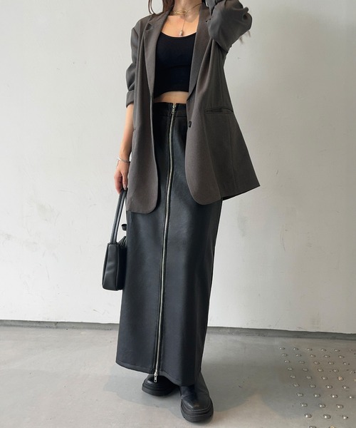 junoah（ジュノア）の「フロントジップPUレザータイトスカート（スカート・レディース・ライトベージュ/ブラック/ブラウン・LARGE/MEDIUM/X-LARGE）」の2枚目の写真