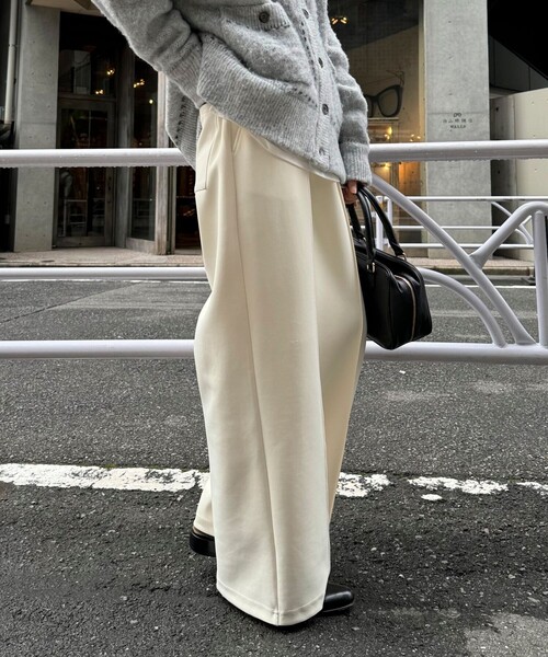 fredy emue（フレディエミュ）の「もちとろセミワイドイージーパンツ（その他パンツ・レディース・アイボリー/ブラック/チャコールグレー・38/36）」の12枚目の写真