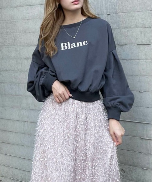 clear（クリア）の「ロゴ刺繍袖ボリュームデザインスウェット [スタイルアップ シンプル ふんわり]≪2024AW新作≫（スウェット・レディース・オフホワイト/チャコールグレー/ブルーグレー・F）」の2枚目の写真