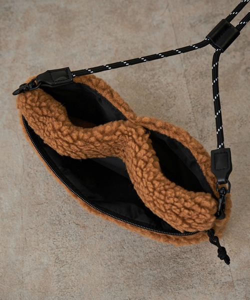 Lee(リー)の「Lee/リー ボアオーバーオールサコッシュ(ショルダーバッグ・レディース・アニマル/ブラック/ブラウン/バーガンディー・FREE)」の17枚目の写真