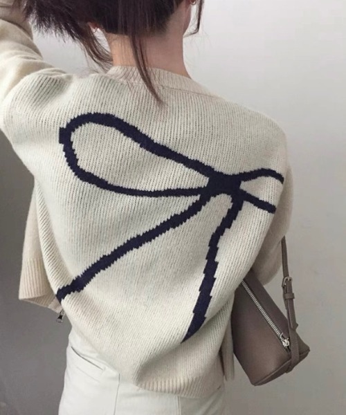 LADY LIKE(レディライク)の「バックリボン柄ジップニット(ニット/セーター・レディース・ホワイト/ネイビー・M)」の2枚目の写真