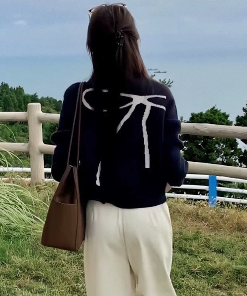LADY LIKE(レディライク)の「バックリボン柄ジップニット(ニット/セーター・レディース・ホワイト/ネイビー・M)」の11枚目の写真