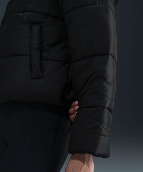 NIKE（ナイキ）の「ナイキ スポーツウェア クラシック パファー ウィメンズ Therma-FIT ルーズ フーデッド ジャケット / Nike Sportswear Classic Puffer Women's Therma-FIT Loose Hooded Jacket FZ5900-010 Black（ブルゾン・レディース・ブラック・2XL/L/M/S/XL/XS）」の22枚目の写真