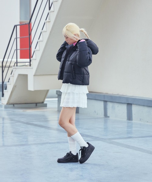 NIKE（ナイキ）の「ナイキ スポーツウェア クラシック パファー ウィメンズ Therma-FIT ルーズ フーデッド ジャケット / Nike Sportswear Classic Puffer Women's Therma-FIT Loose Hooded Jacket FZ5900-010 Black（ブルゾン・レディース・ブラック・2XL/L/M/S/XL/XS）」の9枚目の写真