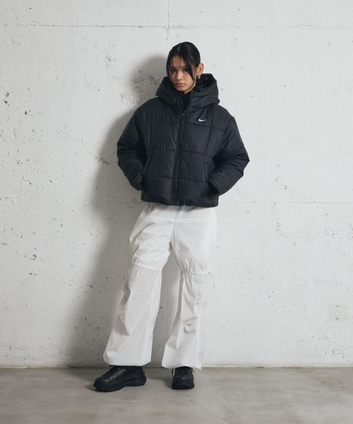 NIKE（ナイキ）の「ナイキ スポーツウェア クラシック パファー ウィメンズ Therma-FIT ルーズ フーデッド ジャケット / Nike Sportswear Classic Puffer Women's Therma-FIT Loose Hooded Jacket FZ5900-010 Black（ブルゾン・レディース・ブラック・2XL/L/M/S/XL/XS）」の16枚目の写真