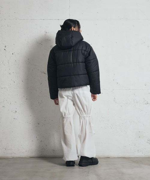 NIKE（ナイキ）の「ナイキ スポーツウェア クラシック パファー ウィメンズ Therma-FIT ルーズ フーデッド ジャケット / Nike Sportswear Classic Puffer Women's Therma-FIT Loose Hooded Jacket FZ5900-010 Black（ブルゾン・レディース・ブラック・2XL/L/M/S/XL/XS）」の18枚目の写真