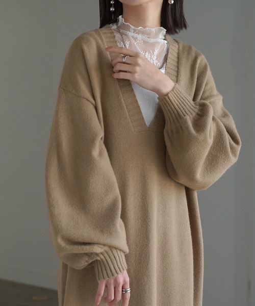 HUG.U(ハグユー)の「華奢見え深Vネック ニットワンピース(ワンピース・レディース・ライトグレー/サンドベージュ/ブラック/ブルー・FREE)」の11枚目の写真