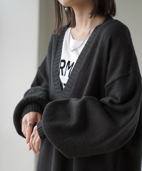 HUG.U(ハグユー)の「華奢見え深Vネック ニットワンピース(ワンピース・レディース・ライトグレー/サンドベージュ/ブラック/ブルー・FREE)」の17枚目の写真
