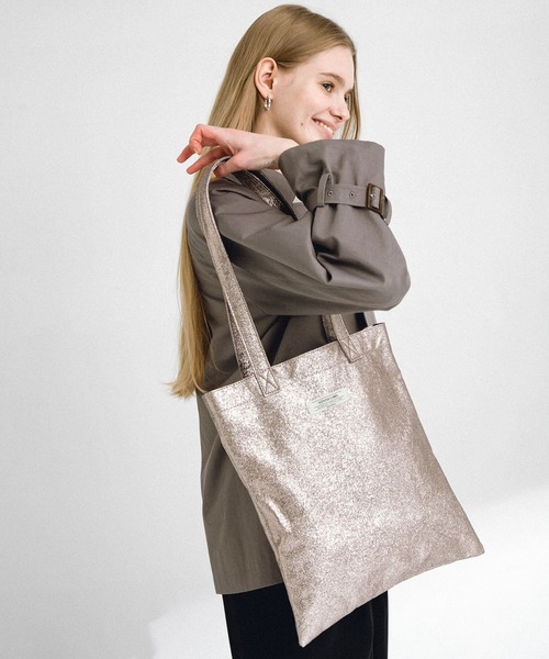 URBAN RESEARCH Sonny Label(アーバンリサーチサニーレーベル)の「メタリックトートバッグ(トートバッグ・レディース・ブラック/ゴールド/ベージュ・ONE)」の12枚目の写真