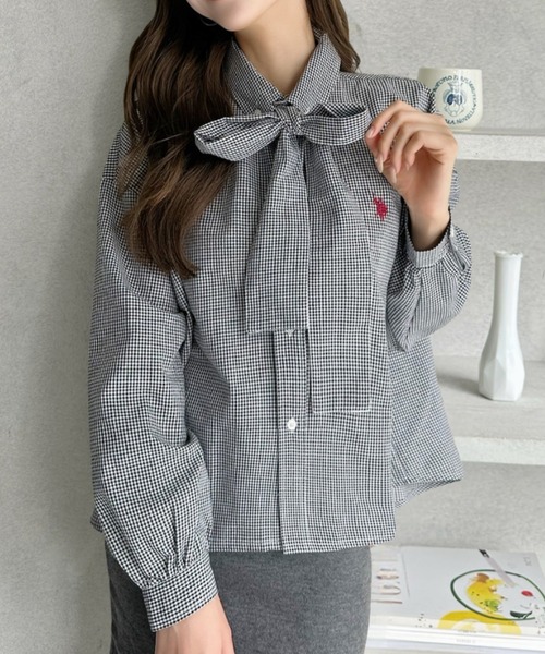 U.S. POLO ASSN.（ユーエスポロアッスン）の「Ada.別注 // U.S. POLO ASSN ボウタイ ショート丈 ボリュームスリーブ シャツブラウス チェック/無地（シャツ/ブラウス・レディース・ホワイト/ピンク/ブルー/ネイビー/ブラック/ブラウン/イエロー・FREE）」の2枚目の写真