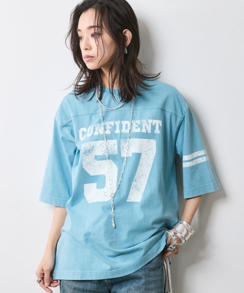 CHIC STYLE(シックスタイル)の「綿100%フットボールTシャツ<大きいサイズ有>シックスタイル(Tシャツ/カットソー・レディース・チャコール/サックスブルー・LL/3L/4L/5L/M/L)」の2枚目の写真