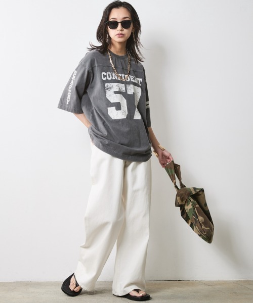 CHIC STYLE(シックスタイル)の「綿100%フットボールTシャツ<大きいサイズ有>シックスタイル(Tシャツ/カットソー・レディース・チャコール/サックスブルー・LL/3L/4L/5L/M/L)」の3枚目の写真