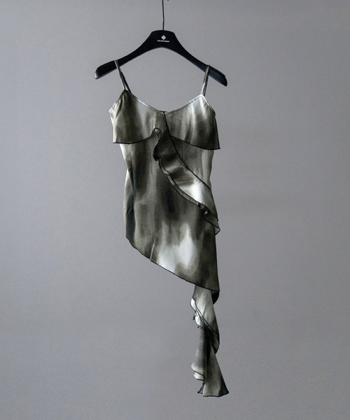 me+em select(ミームセレクト)の「タイダイサテンアシンメトリーフリルキャミソールビスチェ / tiedye satin asymmetry frill camisole bustier(キャミソール・レディース・ブラック・FREE)」の2枚目の写真
