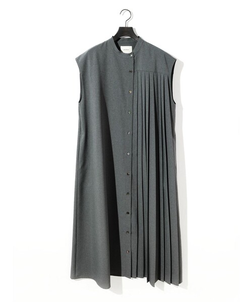 MIDIUMISOLID(ミディウミソリッド)の「MIDIUMISOLID for Ladies アシンメトリープリーツノースリーブワンピース(ワンピース・レディース・チャコールグレー/アイボリー/ブラック・FREE)」の3枚目の写真
