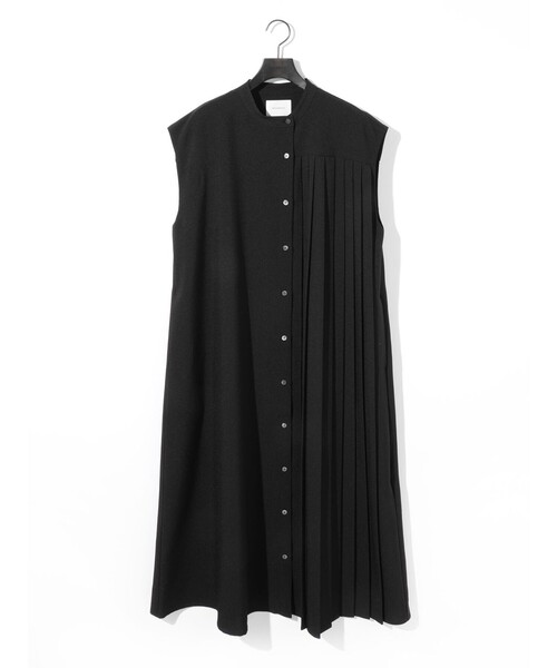 MIDIUMISOLID(ミディウミソリッド)の「MIDIUMISOLID for Ladies アシンメトリープリーツノースリーブワンピース(ワンピース・レディース・チャコールグレー/アイボリー/ブラック・FREE)」の2枚目の写真