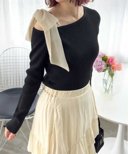 clear（クリア）の「肩リボンワンショルニットトップス[大人フェミニン スタイルアップ]（ニット/セーター・レディース・ブラック/ラベンダー/アイボリー・F）」の3枚目の写真