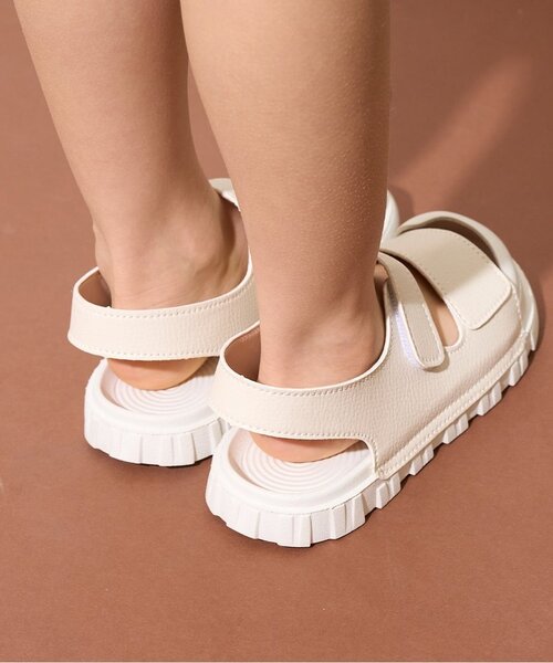 b・ROOM（ビールーム）の「フロントカバーで安心合皮サンダル（サンダル・キッズ・ブラック/アイボリー・M/L/LL/S/SS）」の4枚目の写真