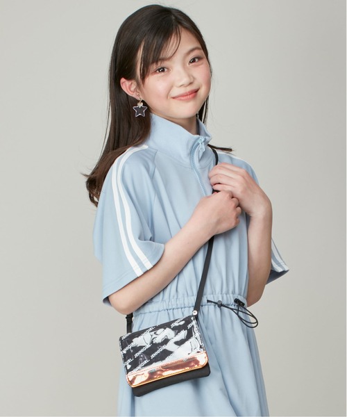JENNI（ジェニィ）の「PVCフラップロゴマルチポケット（ショルダーバッグ・キッズ・ブラック/サックスブルー/グレー・F）」の2枚目の写真