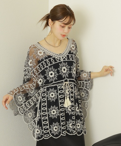 LAULEN（ローレン）の「flower crochet tunic blouse /フラワー クロシェ シアー チュニック ブラウス（シャツ/ブラウス・レディース・アイボリー/ブラック・FREE）」の2枚目の写真